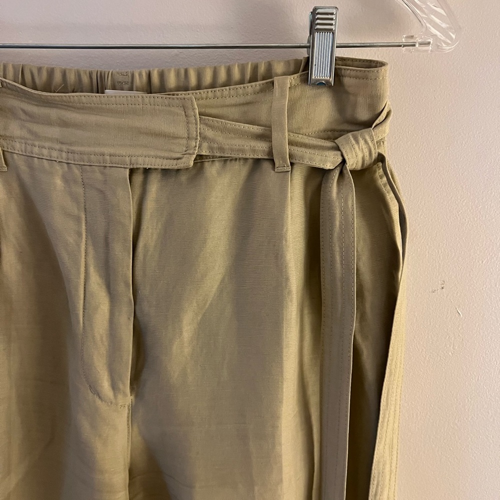 Chic and comfy lineny pants with a unique twist. Size 8 from Aritzia.